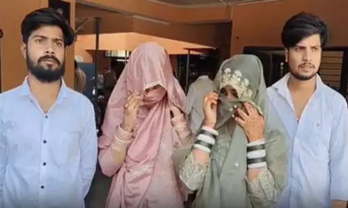 Naugaon: बहनों ने धर्म बदलकर की वैवाहिक पंजीकरण, वैवाहिक निर्णय ने मचाई हलचल Naugaon: बहनों ने धर्म बदलकर की वैवाहिक पंजीकरण, वैवाहिक निर्णय ने मचाई हलचल