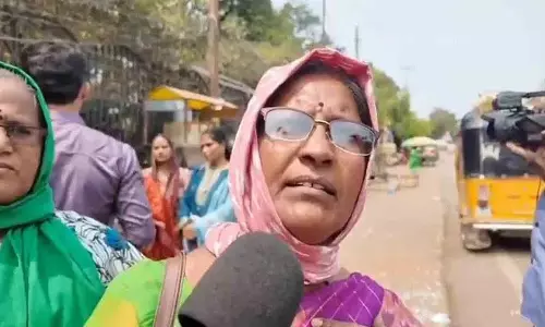 हमारे पास सड़कों पर भटकने के अलावा कोई चारा नहीं: Anganwadi महिला का दुख हमारे पास सड़कों पर भटकने के अलावा कोई चारा नहीं: Anganwadi महिला का दुख
