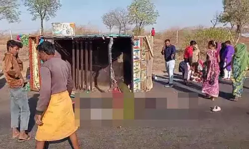 MP : सेंधवा के पास मुंबई-आगरा हाईवे पर पिकअप वैन पलटी, एक बच्चे की मौत, 20 घायल