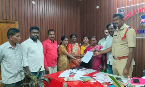 Jangaon के अधिकारियों द्वारा चाय के ठेले बुलडोज़ किए जाने के बाद दो दलित महिलाओं ने पलटवार किया Jangaon के अधिकारियों द्वारा चाय के ठेले बुलडोज़ किए जाने के बाद दो दलित महिलाओं ने पलटवार किया