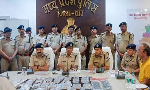 Khandva: नकली इनकम टैक्स अधिकारी बनकर की डकैती, गिरोह का पर्दाफाश Khandva: नकली इनकम टैक्स अधिकारी बनकर की डकैती, गिरोह का पर्दाफाश