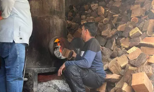 Ludhiana में कैटरर्स और मिठाई की दुकानों के मालिकों ने लकड़ी और डीज़ल वाली भट्टी का इस्तेमाल शुरू Ludhiana में कैटरर्स और मिठाई की दुकानों के मालिकों ने लकड़ी और डीज़ल वाली भट्टी का इस्तेमाल शुरू