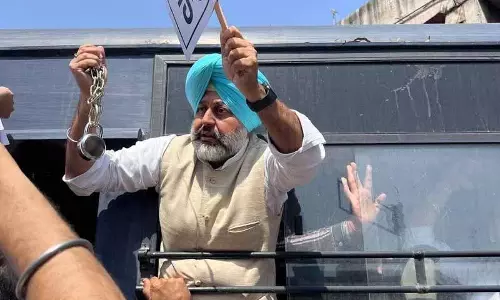 Khanna में ब्लॉक समिति चुनाव को लेकर हंगामा, कोटली को हिरासत में लिया गया, बाद में रिहा Khanna में ब्लॉक समिति चुनाव को लेकर हंगामा, कोटली को हिरासत में लिया गया, बाद में रिहा