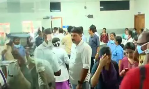 Kerala: तिरुवनंतपुरम मेडिकल कॉलेज में आग लगी, मरीज़ों को बाहर निकाला गया