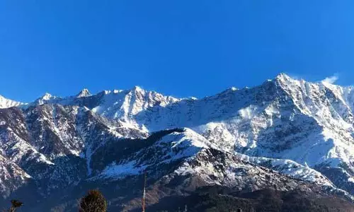 ताज़ी बर्फ़ ने धौलाधार को सफ़ेद चादर से ढक दिया है, और बारिश ने Kangra Valley में ठंड बढ़ा दी ताज़ी बर्फ़ ने धौलाधार को सफ़ेद चादर से ढक दिया है, और बारिश ने Kangra Valley में ठंड बढ़ा दी