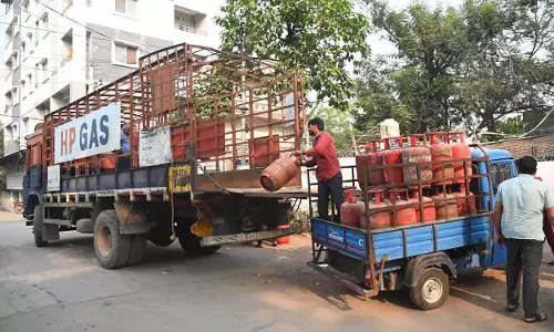 LPG की कमी के कारण हैदराबाद के भोजनालय और ठेलों को बंद करना पड़ा LPG की कमी के कारण हैदराबाद के भोजनालय और ठेलों को बंद करना पड़ा