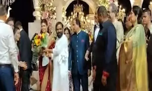 Prasad Lad के बेटे के रिसेप्शन में, भारत गोगावले ने उद्धव ठाकरे को आवाज़ दी Prasad Lad के बेटे के रिसेप्शन में, भारत गोगावले ने उद्धव ठाकरे को आवाज़ दी