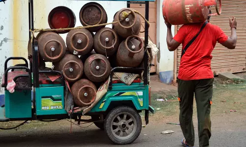 नागरिकों के लिए पर्याप्त LPG सिलेंडर उपलब्ध, बफर स्टॉक बढ़ रहा है: गुजरात सरकार