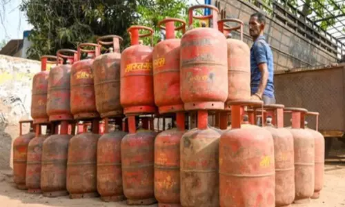 LPG गैस संकट अपडेट: घरेलू सिलेंडरों की कोई कमी नहीं LPG गैस संकट अपडेट: घरेलू सिलेंडरों की कोई कमी नहीं