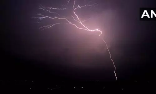 मौसम का अचानक बदला मिजाज, कई इलाकों में गिरी बिजली मौसम का अचानक बदला मिजाज, कई इलाकों में गिरी बिजली