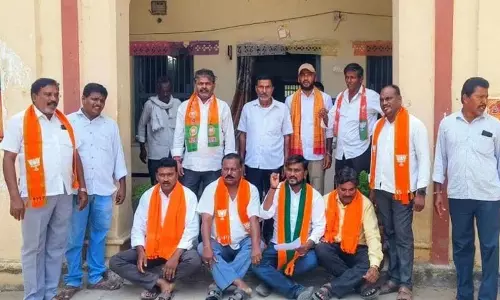 BJP नेताओं ने बुरगम्पहाड़ तहसीलदार कार्यालय पर विरोध प्रदर्शन किया BJP नेताओं ने बुरगम्पहाड़ तहसीलदार कार्यालय पर विरोध प्रदर्शन किया