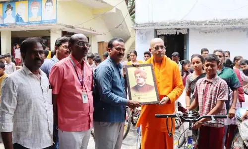 Swami Bodhmayananda जी छात्रों से उच्च शिक्षा प्राप्त करने का आग्रह करते Swami Bodhmayananda जी छात्रों से उच्च शिक्षा प्राप्त करने का आग्रह करते