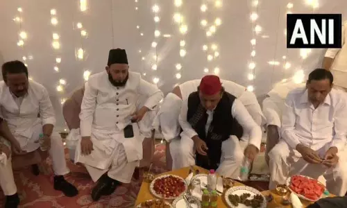 अखिलेश यादव इफ्तार पार्टी में शामिल, नसीमुद्दीन सिद्दीकी के आवास पहुंचे अखिलेश यादव इफ्तार पार्टी में शामिल, नसीमुद्दीन सिद्दीकी के आवास पहुंचे