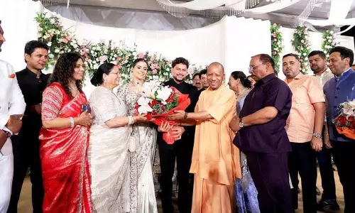 कुलदीप यादव के वेडिंग रिसेप्शन में पहुंचे सीएम योगी आदित्यनाथ