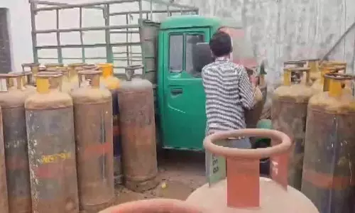 बंडलागुडा में LPG गैस रिफिलिंग रैकेट का भंडाफोड़ बंडलागुडा में LPG गैस रिफिलिंग रैकेट का भंडाफोड़