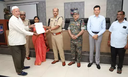 DGP ने बालिमेला शहीद पुलिसकर्मियों के परिवारों को ज़मीन के पट्टे सौंपे