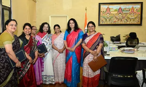 प्रशिक्षण पूरा होने के बाद 6 महिला IAS अधिकारियों ने ओडिशा की मुख्य सचिव अनु गर्ग से मुलाक़ात की