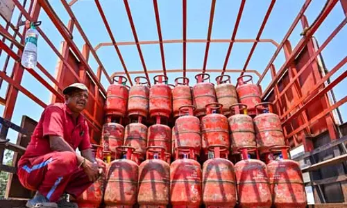 होर्मुज जलडमरूमध्य में फंसी 3 लाख टन LPG, सप्लाई पर संकट होर्मुज जलडमरूमध्य में फंसी 3 लाख टन LPG, सप्लाई पर संकट