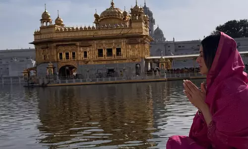 सोहेल खतुरिया से तलाक के बाद हंसिका मोटवानी अमृतसर के Golden Temple गईं सोहेल खतुरिया से तलाक के बाद हंसिका मोटवानी अमृतसर के Golden Temple गईं