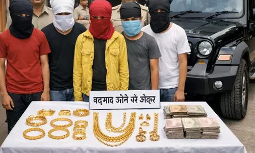 नाबालिग गैंग का थार खरीदने के लिए की सोना चोरी, 15 तोला जेवर बरामद, 5 गिरफ्तार नाबालिग गैंग का थार खरीदने के लिए की सोना चोरी, 15 तोला जेवर बरामद, 5 गिरफ्तार