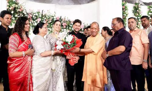 UP के CM योगी आदित्यनाथ लखनऊ में कुलदीप यादव के वेडिंग रिसेप्शन में हुए शामिल