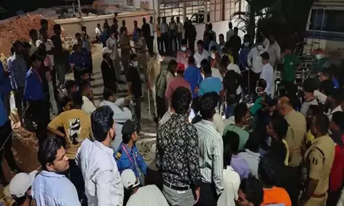 रामकृष्ण अस्पताल के सीवरेज टैंक में दम घुटने से 3 स्वीपर की मौत, देखें VIDEO... रामकृष्ण अस्पताल के सीवरेज टैंक में दम घुटने से 3 स्वीपर की मौत, देखें VIDEO...