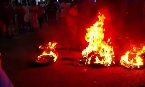 कॅनिंग ईस्ट विधानसभा क्षेत्र से टिकट नहीं मिलने पर, किया विरोध प्रदर्शन