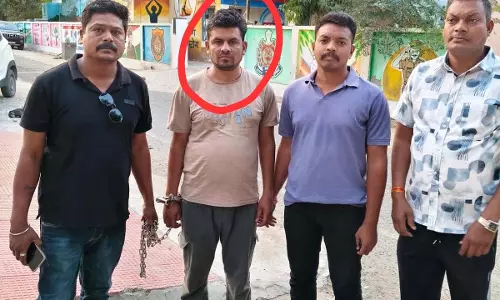 Raipur Breaking: केंद्रीय जेल से फरार इनामी आरोपी गिरफ्तार Raipur Breaking: केंद्रीय जेल से फरार इनामी आरोपी गिरफ्तार