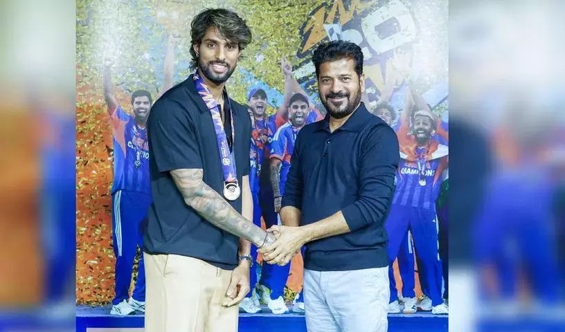 Telangana के मुख्यमंत्री रेवंत रेड्डी ने तिलक वर्मा को सम्मानित किया Telangana के मुख्यमंत्री रेवंत रेड्डी ने तिलक वर्मा को सम्मानित किया