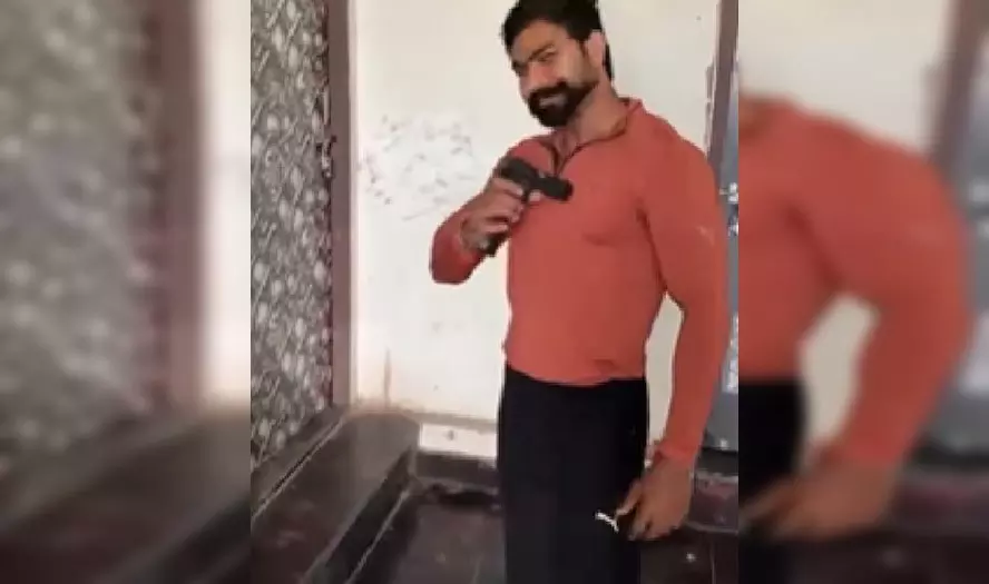 कैमरे पर सुसाइड...दोस्त के हाथ में था मोबाइल फ़ोन कैमरे पर सुसाइड...दोस्त के हाथ में था मोबाइल फ़ोन
