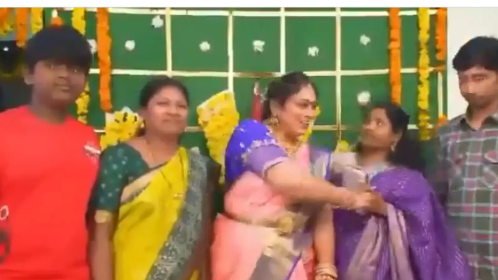 Khammam में फ़ोटो खिंचवाते समय महिला बेहोश हुई, दिल का दौरा पड़ने से मौत Khammam में फ़ोटो खिंचवाते समय महिला बेहोश हुई, दिल का दौरा पड़ने से मौत
