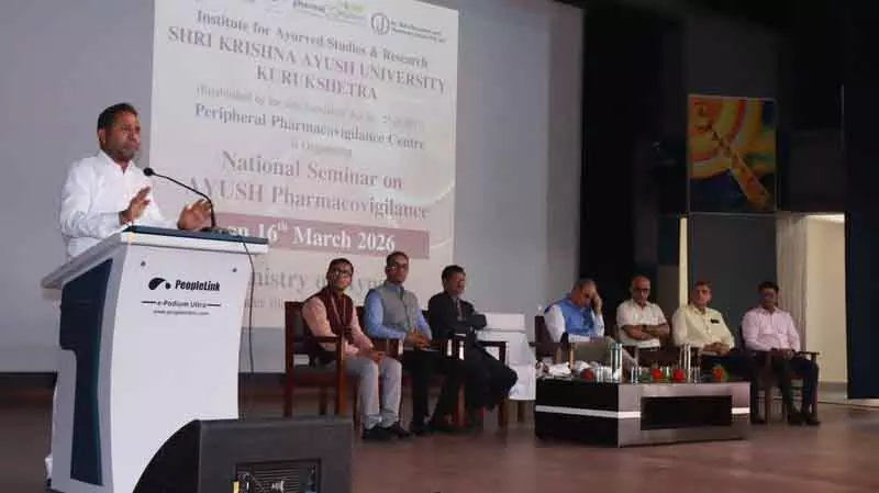 आयुर्वेदिक दवाओं के साइड इफ़ेक्ट को नज़रअंदाज़ न करें: आयुष यूनिवर्सिटी के VC आयुर्वेदिक दवाओं के साइड इफ़ेक्ट को नज़रअंदाज़ न करें: आयुष यूनिवर्सिटी के VC