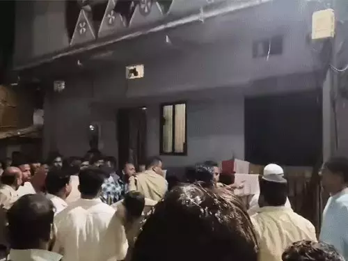दो गुटों को शांत कराने पहुंची पुलिस टीम पर पथराव, बच्चों के बीच उपजा था विवाद ले लिया हिंसक रूप दो गुटों को शांत कराने पहुंची पुलिस टीम पर पथराव, बच्चों के बीच उपजा था विवाद ले लिया हिंसक रूप