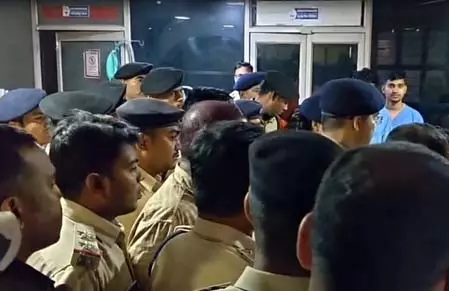 पुलिस मुठभेड़: एक पुलिसकर्मी शहीद, दो अपराधी मारे गए पुलिस मुठभेड़: एक पुलिसकर्मी शहीद, दो अपराधी मारे गए