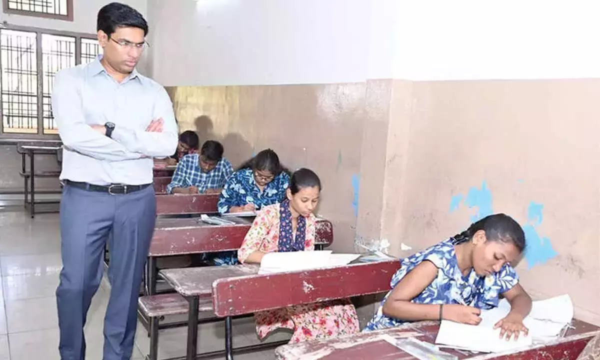 Tirupati ज़िले भर में SSC की सार्वजनिक परीक्षाएं सुचारू रूप से शुरू Tirupati ज़िले भर में SSC की सार्वजनिक परीक्षाएं सुचारू रूप से शुरू