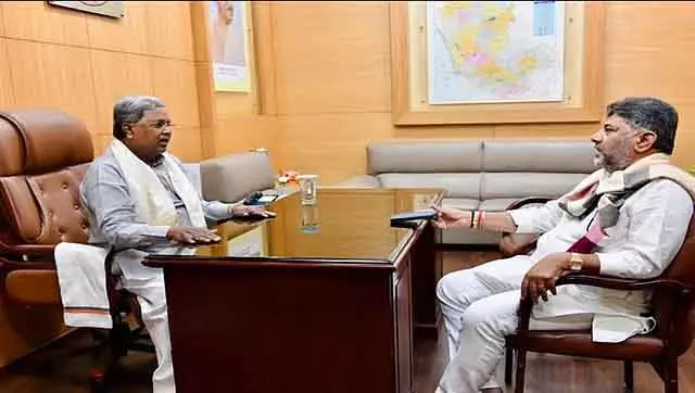 CM सिद्धारमैया की मंत्रियों के लिए डिनर पार्टी: विधान सौध में DCM के साथ चर्चा CM सिद्धारमैया की मंत्रियों के लिए डिनर पार्टी: विधान सौध में DCM के साथ चर्चा