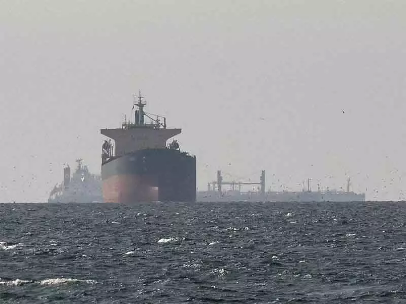 Fujairah के पास टैंकर अज्ञात प्रक्षेप्य की चपेट में आया, UKMTO ने घायल न होने की पुष्टि की Fujairah के पास टैंकर अज्ञात प्रक्षेप्य की चपेट में आया, UKMTO ने घायल न होने की पुष्टि की