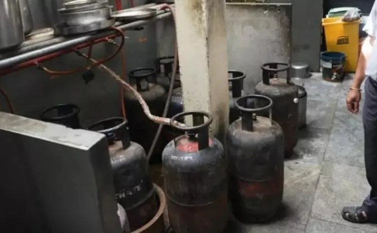 Farrukhabad: LPG कमी से ढाबे बंद होने लगे, दुकानदारों ने जताई चिंता Farrukhabad: LPG कमी से ढाबे बंद होने लगे, दुकानदारों ने जताई चिंता