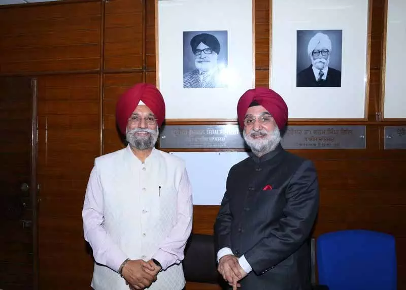 Taranjit Singh Sandhu अमृतसर के गुरु नानक देव विश्वविद्यालय में अपनी जड़ों की ओर लौट आए Taranjit Singh Sandhu अमृतसर के गुरु नानक देव विश्वविद्यालय में अपनी जड़ों की ओर लौट आए