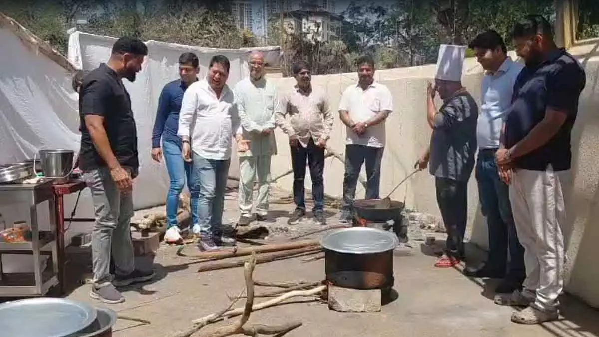 Commercial गैस सिलेंडर की सप्लाई ठप होने पर ठाणे के होटल व्यवसायी सड़कों पर उतरे Commercial गैस सिलेंडर की सप्लाई ठप होने पर ठाणे के होटल व्यवसायी सड़कों पर उतरे