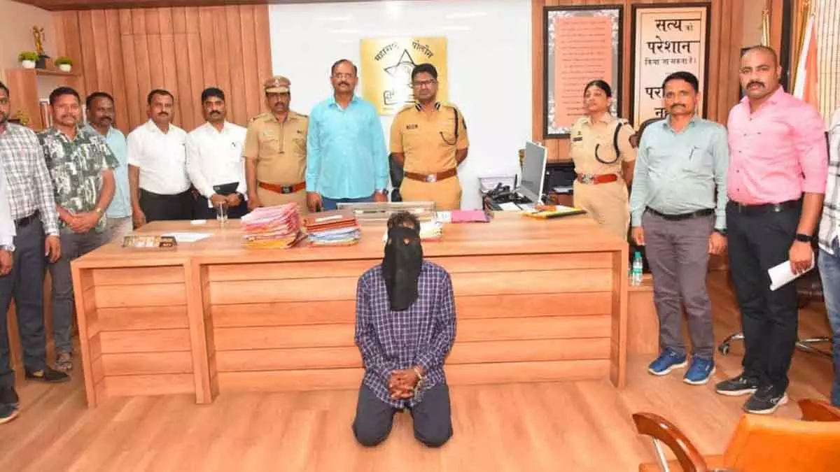 Mumbai : पति ने चलती लोकल ट्रेन के सामने पत्नी को धक्का देकर मार डाला; गिरफ्तार Mumbai : पति ने चलती लोकल ट्रेन के सामने पत्नी को धक्का देकर मार डाला; गिरफ्तार