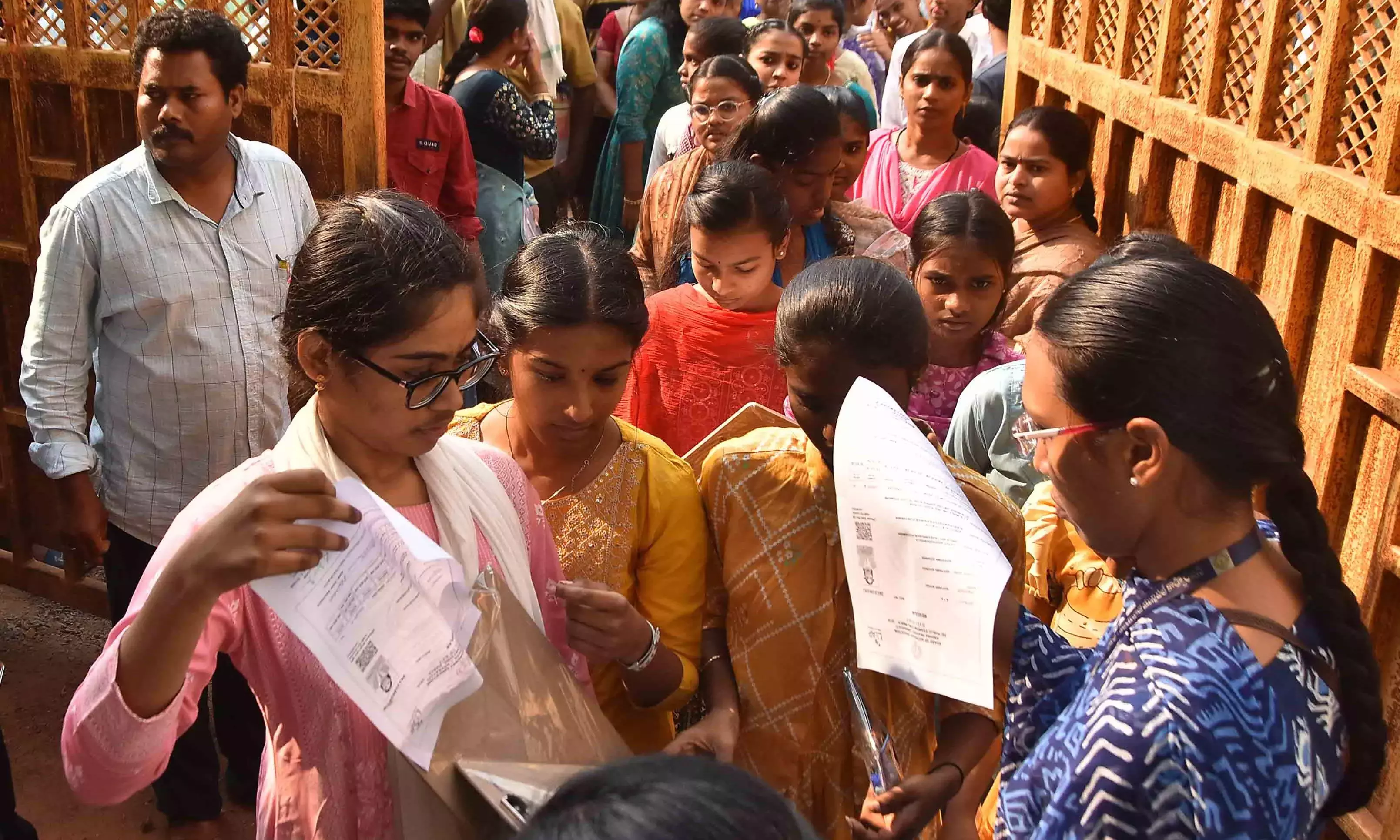 Andhra प्रदेश में कक्षा 10 की परीक्षाओं के पहले दिन 98.90 प्रतिशत उपस्थिति दर्ज की गई Andhra प्रदेश में कक्षा 10 की परीक्षाओं के पहले दिन 98.90 प्रतिशत उपस्थिति दर्ज की गई