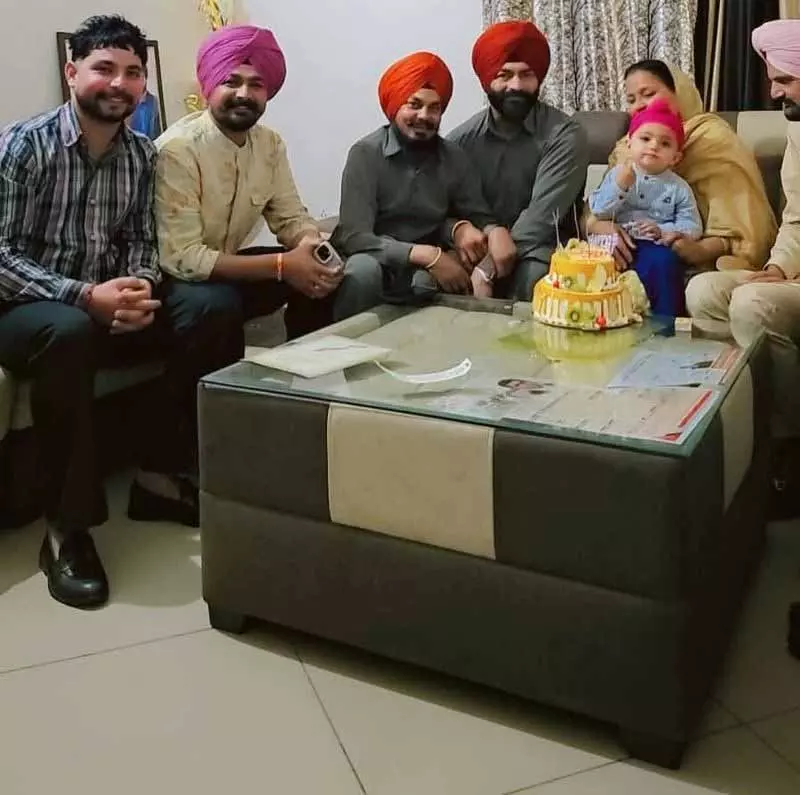 सिद्धू मूसेवाला के भाई Nikka Sidhu हुए 2 साल के, पूरे इलाके से मिल रही हैं शुभकामनाएं। सिद्धू मूसेवाला के भाई Nikka Sidhu हुए 2 साल के, पूरे इलाके से मिल रही हैं शुभकामनाएं।