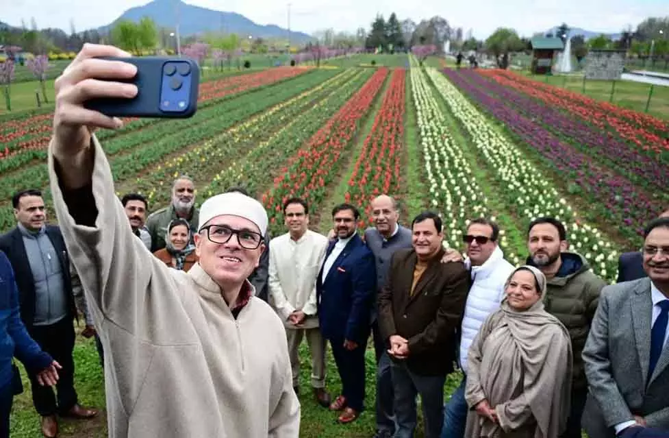 Srinagar मुख्यमंत्री उमर ने एशिया के सबसे बड़े ट्यूलिप गार्डन का उद्घाटन किया Srinagar मुख्यमंत्री उमर ने एशिया के सबसे बड़े ट्यूलिप गार्डन का उद्घाटन किया