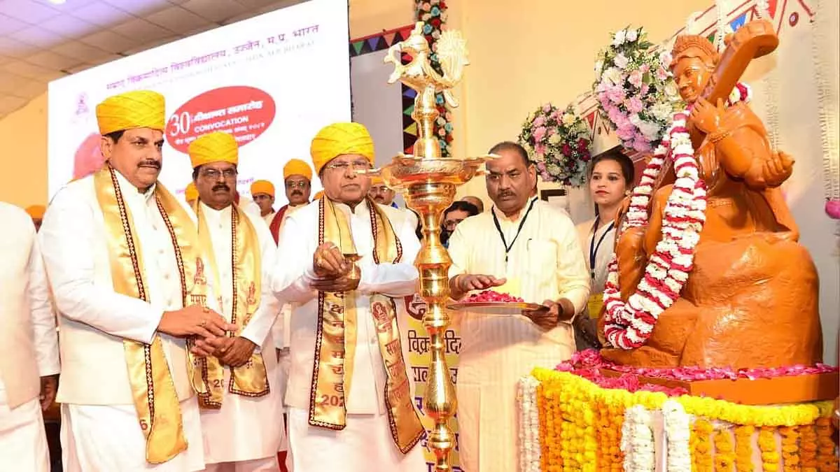 CM और ने 30वें दीक्षांत समारोह में उज्जैन के SVVU विश्वविद्यालय के छात्रों को सम्मानित किया CM और ने 30वें दीक्षांत समारोह में उज्जैन के SVVU विश्वविद्यालय के छात्रों को सम्मानित किया