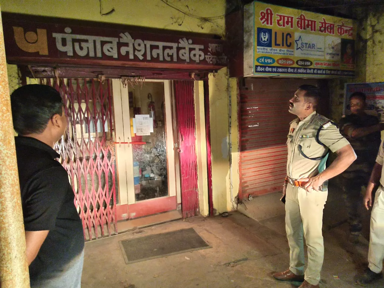 पुलिस की मुस्तैदी से नाकाम हुई बैंक लूट की वारदात, संदिग्ध गतिविधि की मिली थी सूचना पुलिस की मुस्तैदी से नाकाम हुई बैंक लूट की वारदात, संदिग्ध गतिविधि की मिली थी सूचना