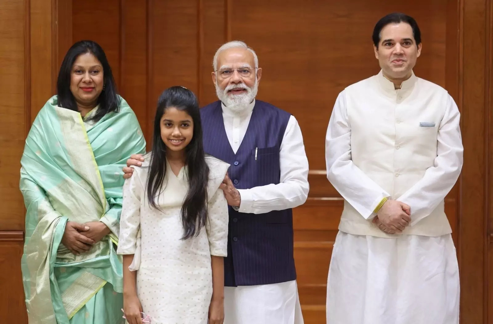 वरुण गांधी ने परिवार के साथ पीएम मोदी से की मुलाकात, बताया राष्ट्र का सच्चा संरक्षक वरुण गांधी ने परिवार के साथ पीएम मोदी से की मुलाकात, बताया राष्ट्र का सच्चा संरक्षक
