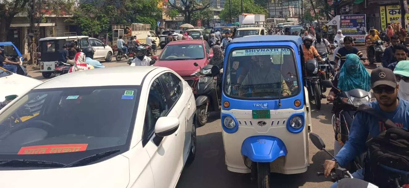 मोवा में लंबा जाम लगा मोवा में लंबा जाम लगा