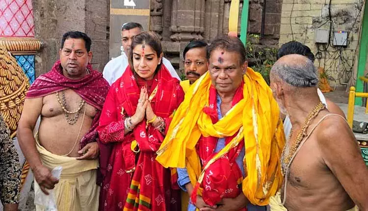 नव-निर्वाचित राज्यसभा MP Dilip Ray ने पुरी श्रीमंदिर में पूजा-अर्चना की नव-निर्वाचित राज्यसभा MP Dilip Ray ने पुरी श्रीमंदिर में पूजा-अर्चना की