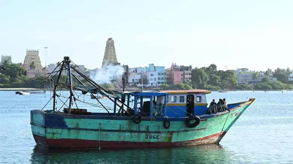 श्रीलंका की अदालत ने Tamil Nadu के 12 मछुआरों की हिरासत बढ़ाई श्रीलंका की अदालत ने Tamil Nadu के 12 मछुआरों की हिरासत बढ़ाई